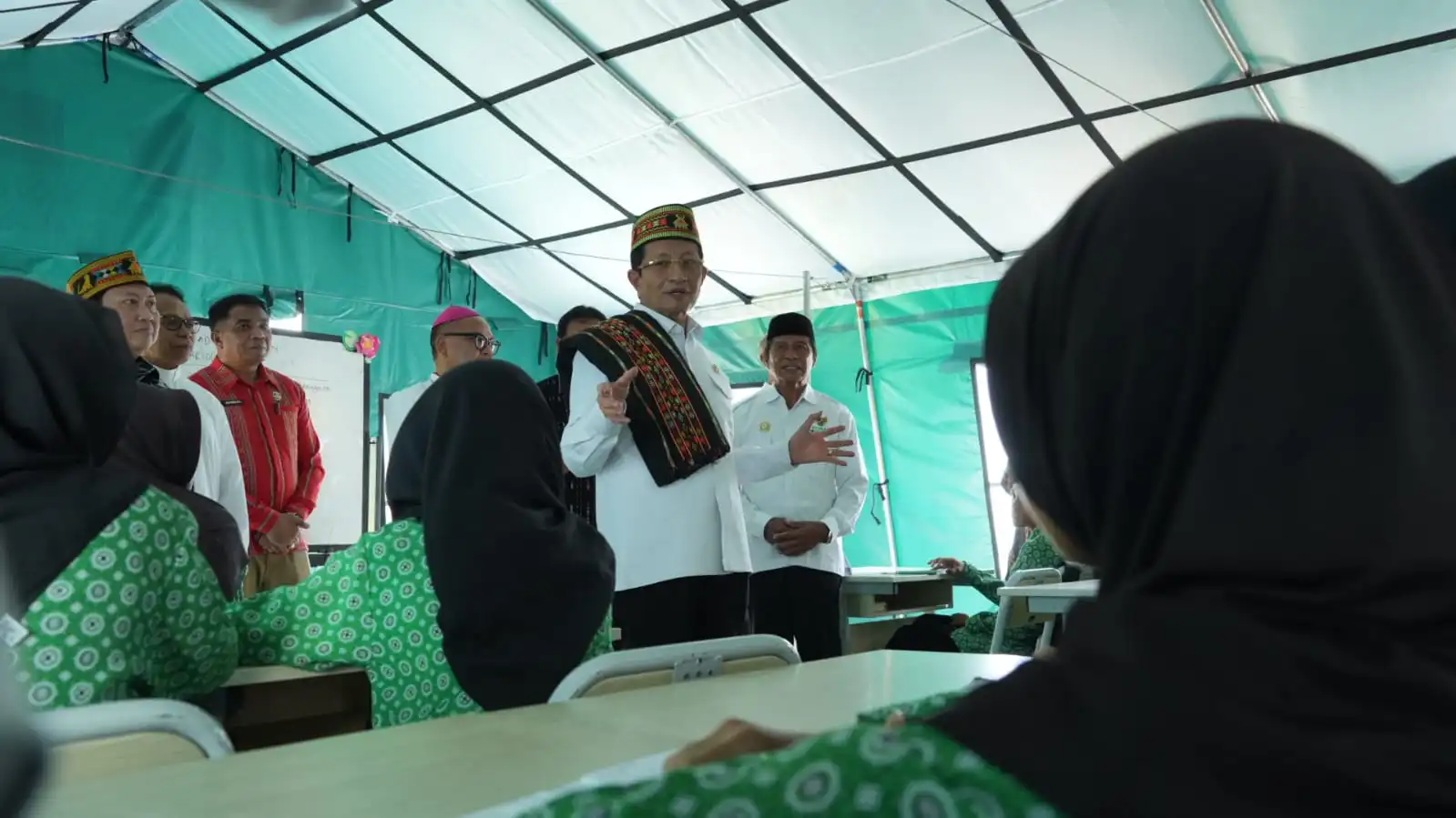 Temui Siswa Belajar di Tenda Pascagempa, Menag Pastikan Hak Pendidikan Tak Terputus