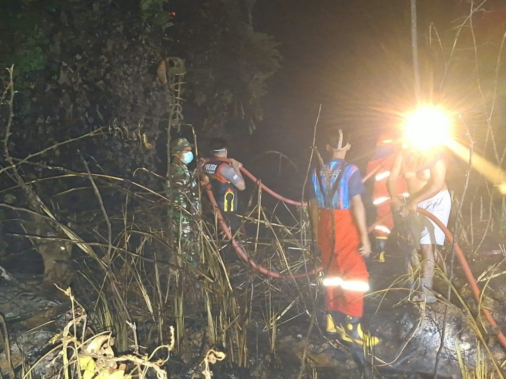 Tengah Malam, Polisi dan Tim Gabungan Berjibaku Padamkan Karhutla di Tabang