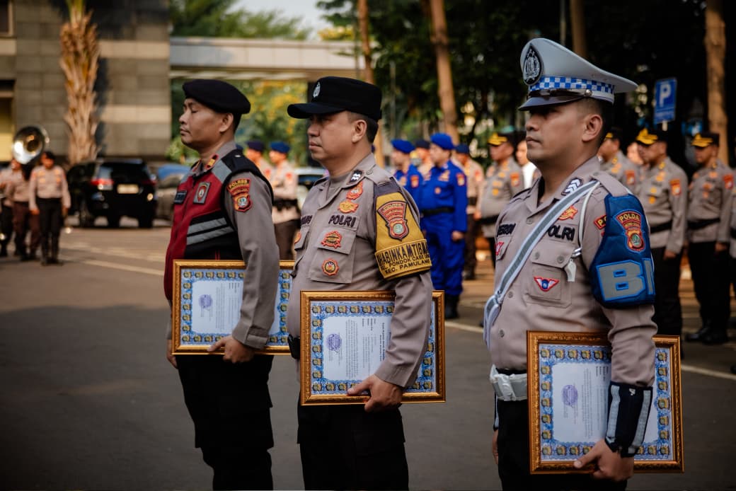 Tiga Polisi Polda Metro Jaya Dapat Penghargaan karena Bantu Warga