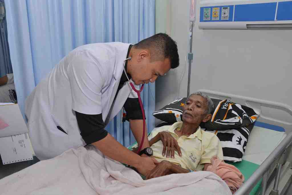 : ilustrasi foto dokter sedang memeriksa pasien. (foto MC Prov Gorontalo/infoPublik)