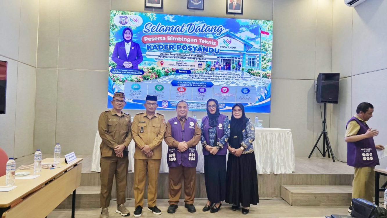 : Kepala Dinas Sosial, Kependudukan dan Pencatatan Sipil (Dinsosdukcapil) Provinsi Gorontalo, Reflin Buata (tengah), bersama kader Posyandu Provinsi Gorontalo di acara Bimtek Kader Posyandu dalam Implementasi Enam Standar Pelayanan Minimal (SPM), Senin (21/9/2026). (foto: mcgorontaloprov/ Owan)