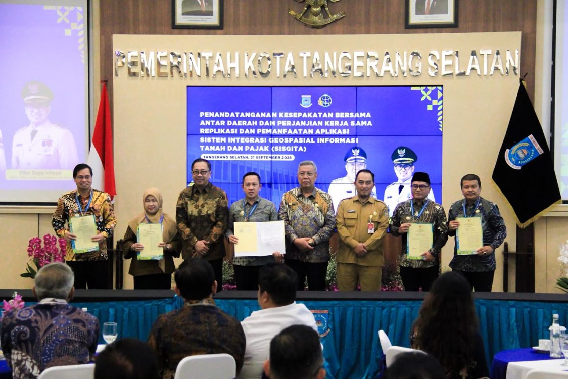 : Pemkab Parigi Moutong menandatangani Kesepakatan Bersama dan Perjanjian Kerja Sama dengan Pemkot Tangerang Selatan terkait replikasi dan pemanfaatan Sistem Peta Pajak dan Pertanahan di Balaikota Tangerang Selatan, Senin (21/9/2026).