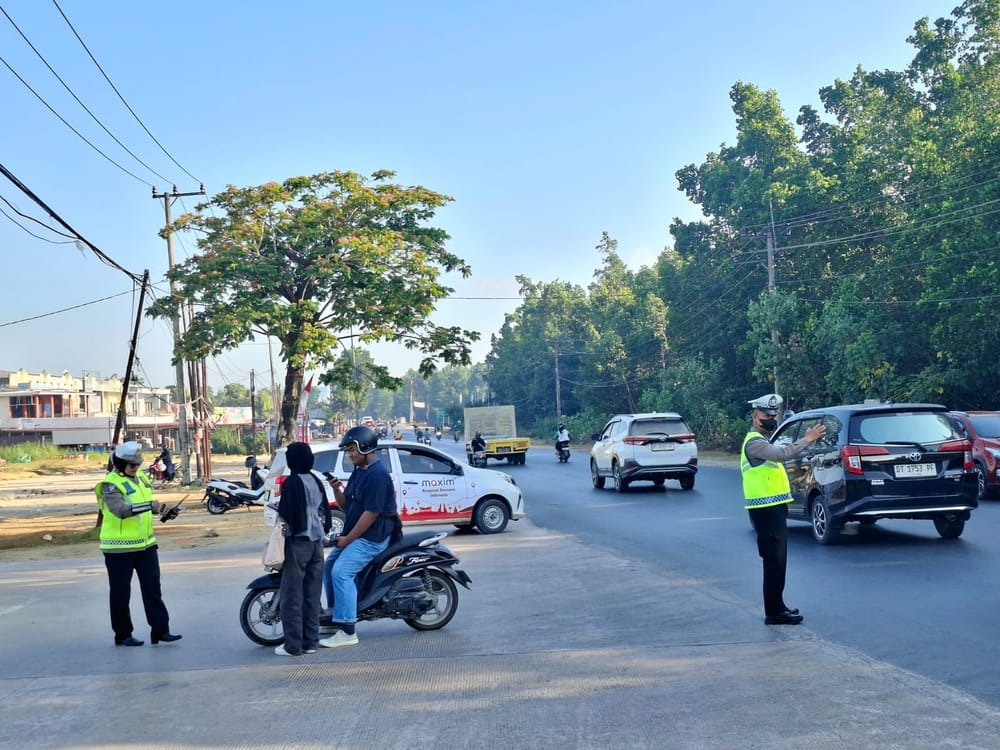Tindak Pelanggar Pakai ETLE Handheld, Ditlantas Polda Sultra Edukasi Keselamatan di Jalan Baru Kendari