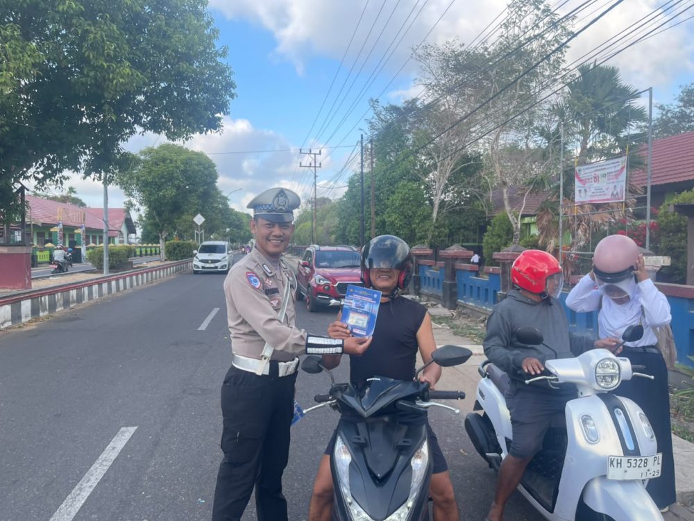 Tingkatkan Kesadaran Berkendara, Satlantas Seruyan Bagikan Brosur Edukasi Keselamatan di Kuala Pembuang
