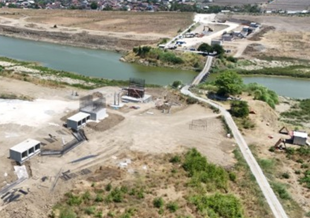: Kementerian Pekerjaan Umum (PU) membangun Jembatan Gantung Setrokalangan sebagai pengganti jembatan apung yang selama ini menjadi akses penyeberangan warga antara Desa Setrokalangan, Kabupaten Kudus, dan Desa Kedungwaru, Kabupaten Demak, Jawa Tengah. (Foto: Humas Kemen PU)