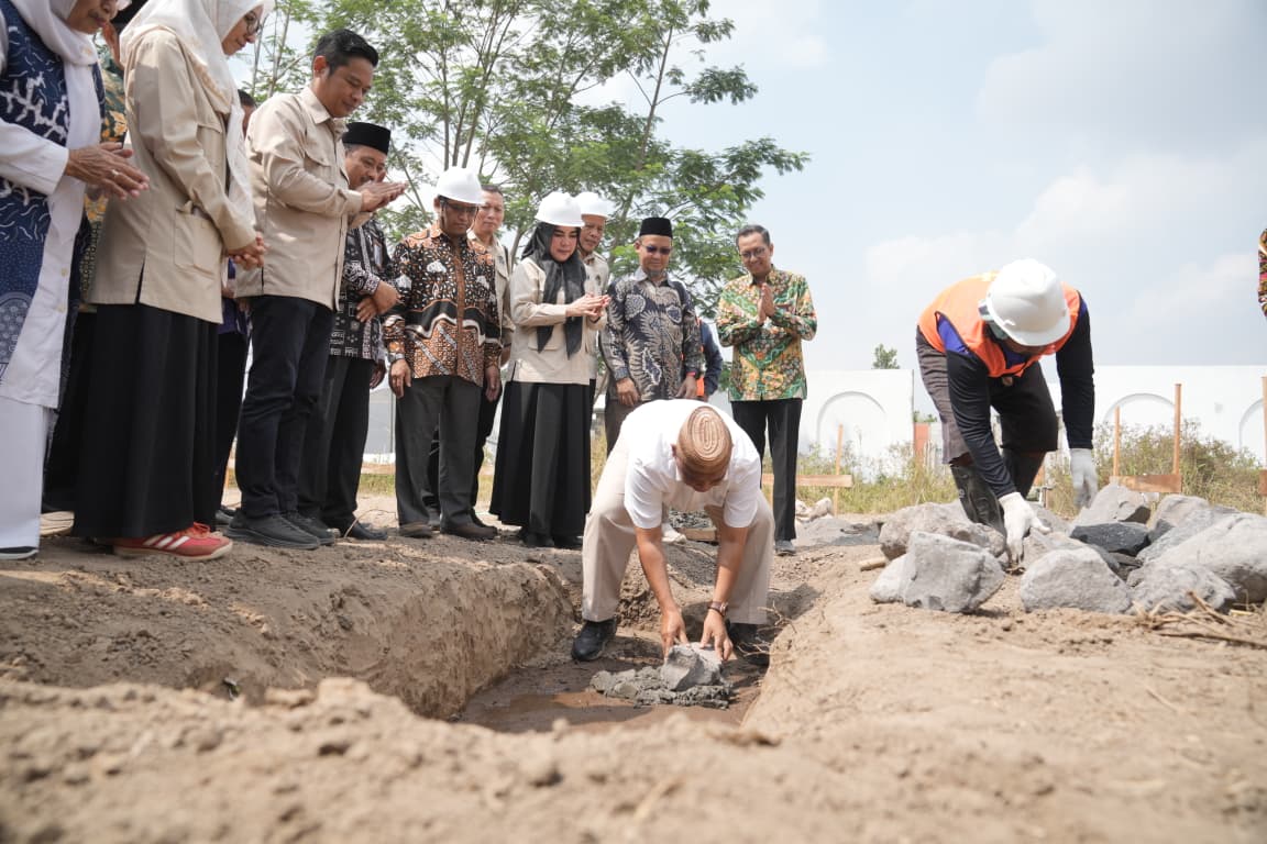 : Wujudkan layanan satu pintu yang inklusif dan ramah lansia, pembangunan Gedung PLHUT Kabupaten Sleman resmi dimulai di atas tanah hibah pemkab. Fasilitas terpadu ini ditargetkan rampung pada Desember 2026, Rabu (2/9/2026).