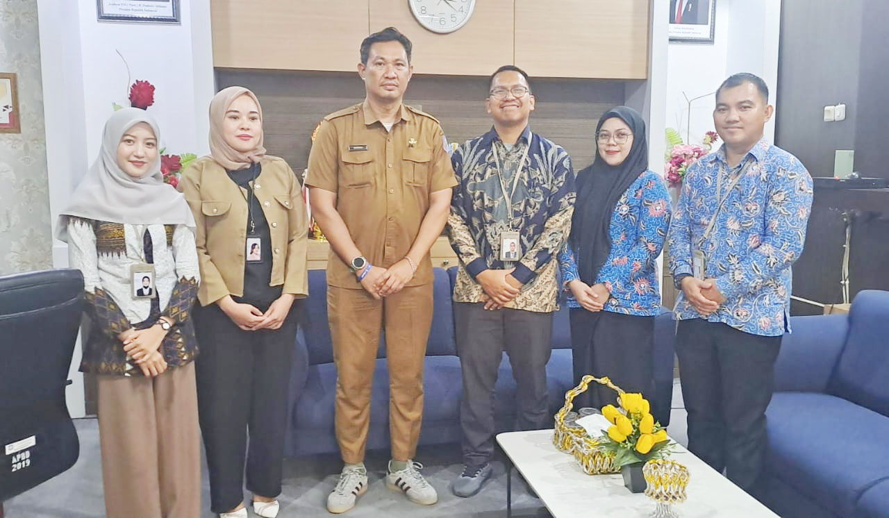 : Sekretaris Dinas PUPR-PKP Provinsi Gorontalo Winardi Dayi (tengah) saat menerima kunjungan kerja dari tim Ombudsman,Selasa (22/9/2026). (foto:mcgorontaloprov/ Yudi)