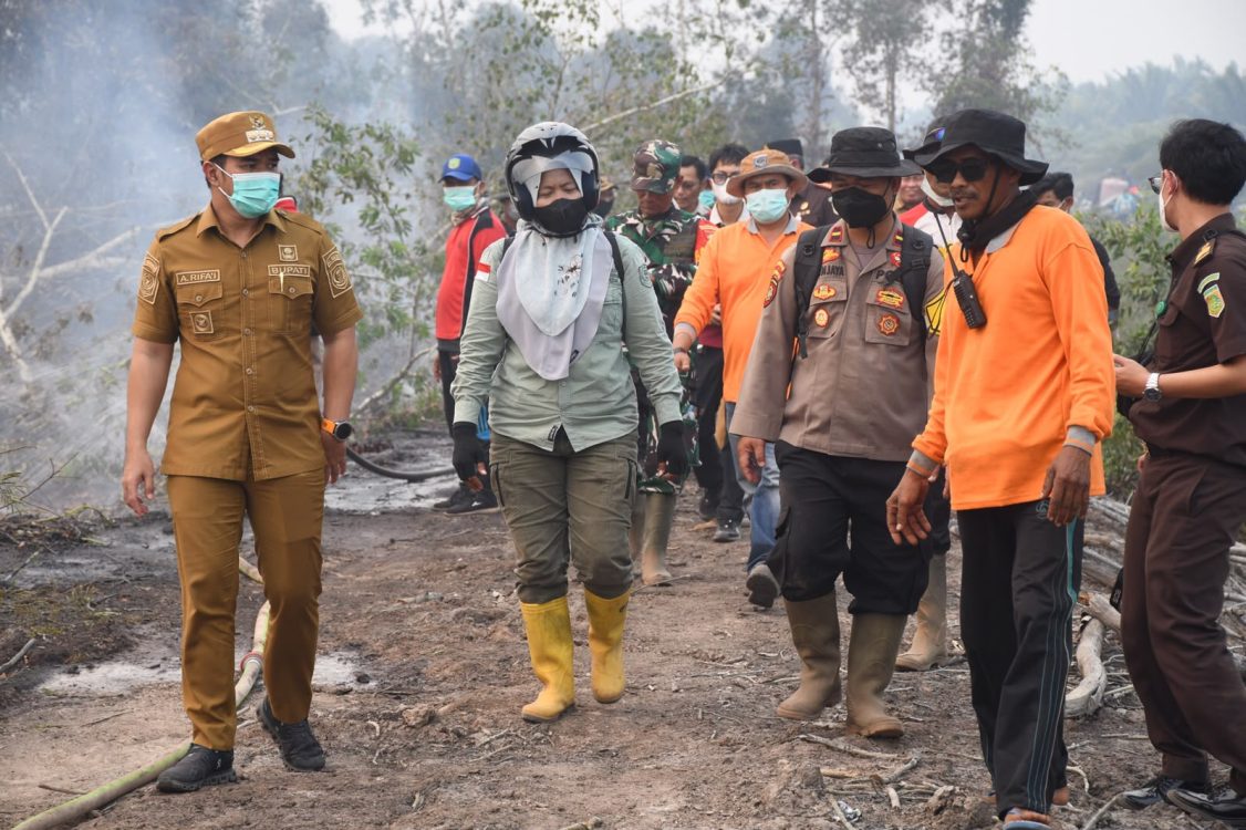 : Bupati Pulang Pisau H. Ahmad Rifa’i (kiri) bersama Kepala Kejari Pulang Pisau Adief Swandaru meninjau langsung lokasi karhutla serta Posko MPA di Desa Kantan Atas, Kecamatan Pandih Batu, Selasa (22/9/2026).