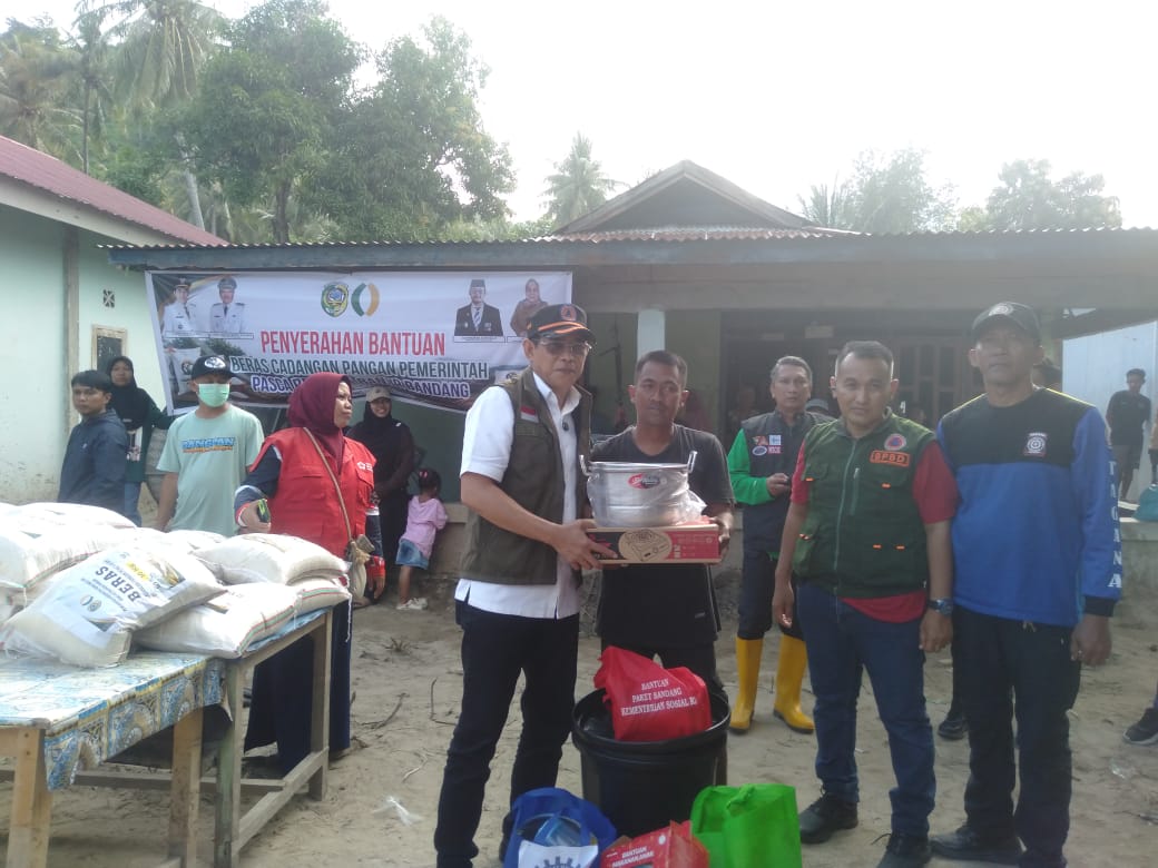 : Dipimpin langsung oleh Bupati Erwin Burase, Pemkab Parigi Moutong menyalurkan logistik pangan sekaligus menyiapkan langkah percepatan perbaikan infrastruktur penyeberangan pascabencana banjir bandang di Desa Avolua.