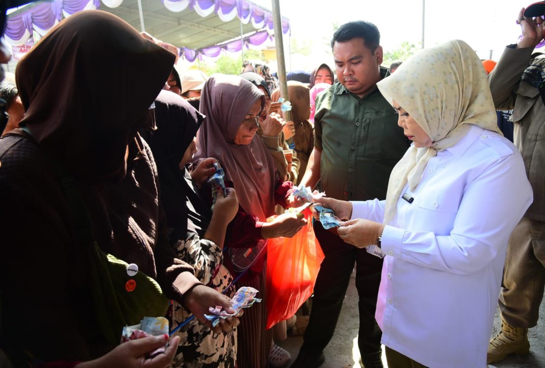 : Wakil Gubernur Gorontalo Idah Syahidah Rusli Habibie saat melayani masyarakat berbelanja di pasar murah Bersubsidi di Desa Luwoo, Kecamatan Telaga Jaya, Kabupaten Gorontalo, Rabu (2/9/2026). Foto – Nova Diskominfotik.