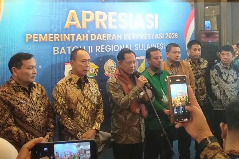 : Mendagri Tito Karnavian (ketiga dari kiri), bersama para gubernur se-Sulawesi memberikan keterangan kepada media di Makassar, Sulawesi Selatan, Jumat (18/9/2026). (ANTARA/Abd Kadir)