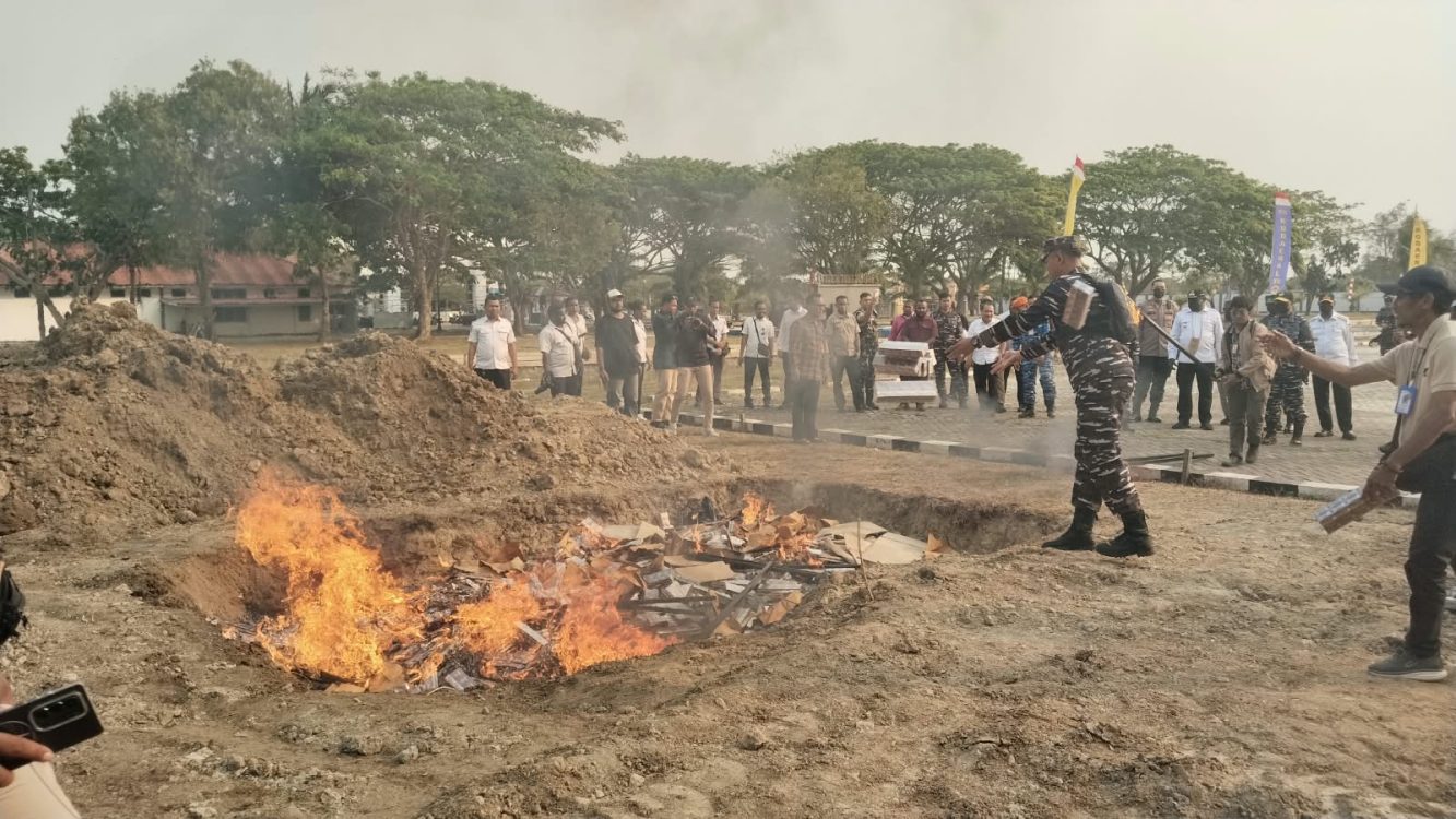 : Rokok Ilegal Dimusnahkan Kodaeral XI dan Bea Cukai, di Makodaeral XI Merauke, Rabu (2/9/2026), Foto: Get/McMrk