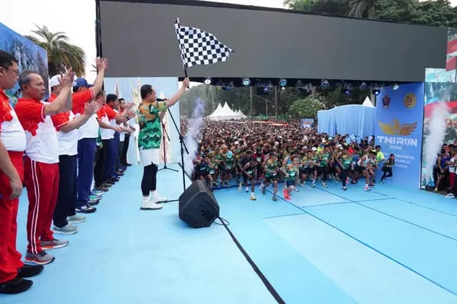 : Panglima TNI Jenderal Agus Subiyanto ketika melakukan flag off atau pelepasan bendera TNI Run 2026 yang dimulai di Monas dan diikuti 15.965 pelari, Minggu (20/9/2026). (Foto: Dok. Puspen TNI)
