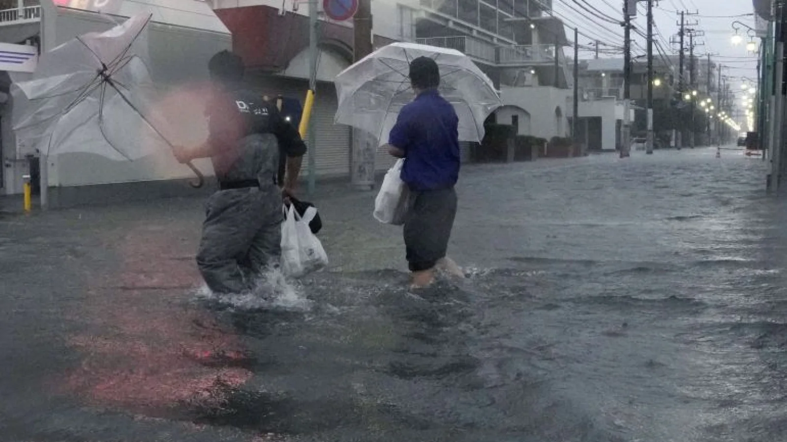 Topan Dujuan Tewaskan Dua Orang di Jepang, Transportasi dan Aktivitas Dekat Tokyo Terganggu