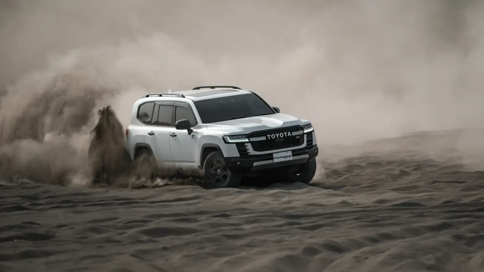 Toyota Land Cruiser 300 Hybrid EV Diuji di Gumuk Pasir, Tenaga 457 Hp Taklukkan Trek Menantang