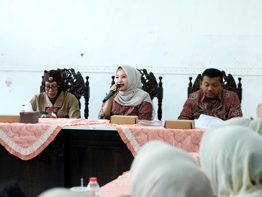 : Ketua TP PKK Kabupaten Lumajang, Dewi Natalia Yudha Adji Kusuma (tengah), dalam rapat pengurus TP PKK Kabupaten Lumajang di Aula Sekretariat DWP Lumajang, Kabupaten Lumajang, Provinsi Jawa Timur, Rabu (23/9/2026). Kominfo Lumajang/Ardi (Istimewa)