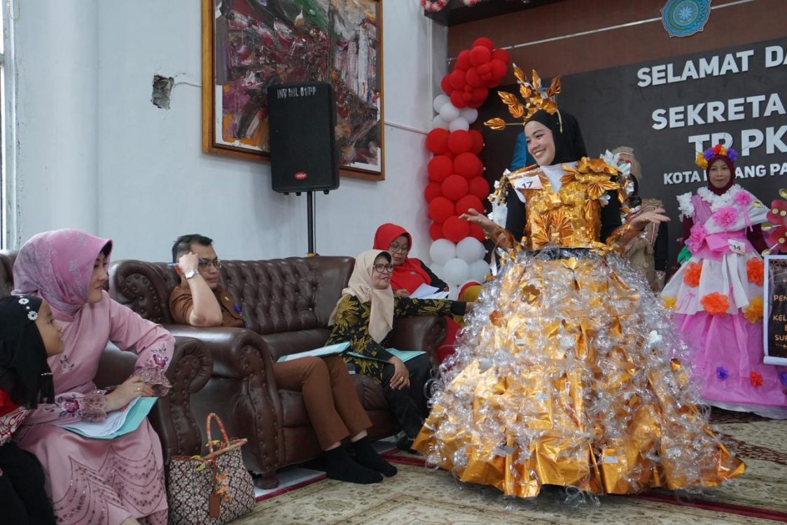 : Lomba Unik TP PKK Meriahkan HUT RI, Ada Fashion Show Barang Bekas hingga Lomba Menangis. (foto: MC Padang Panjang)