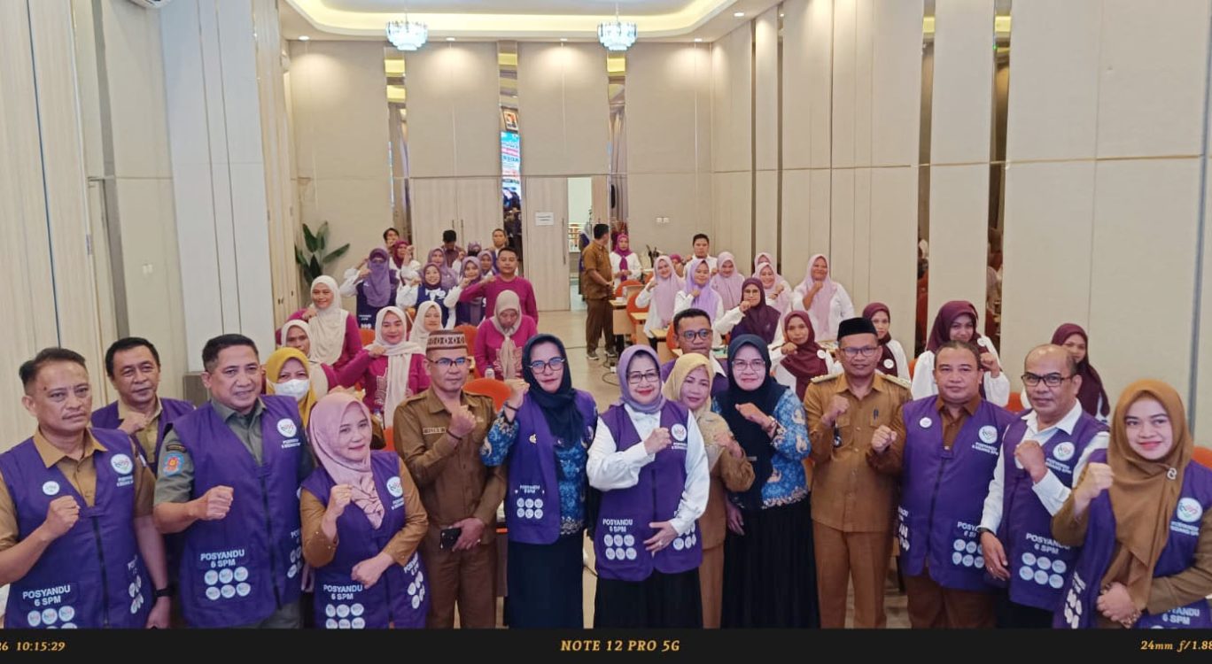 : Foto bersama para peserta Bimbingan Teknis Kader Posyandu dalam Implementasi 6 Standar Pelayanan Minimal (SPM) di Desa. (foto Fahmi)