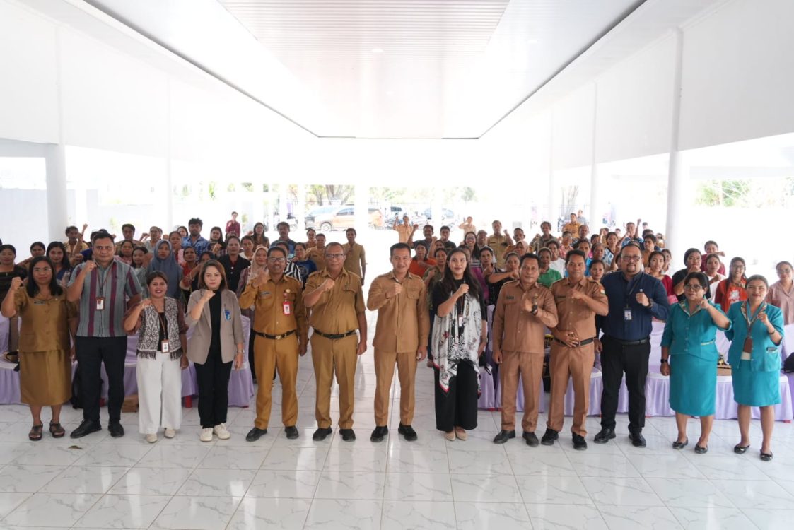 : Wakil Bupati SBD Dominikus A.R Kaka, Senior Menejer OJK Prov NTT Donna Bella P. Rissi, Kepala OPD dan Perwakilan Bank NTT Foto bersama Perserta Kegiatan edukasi dan literasi keuangan bagi Usaha Mikro, Kecil, dan Menengah (UMKM), di Fortuna Convention Halll Kecamatan Kota Tambolaka, Senin (21/09/2026)