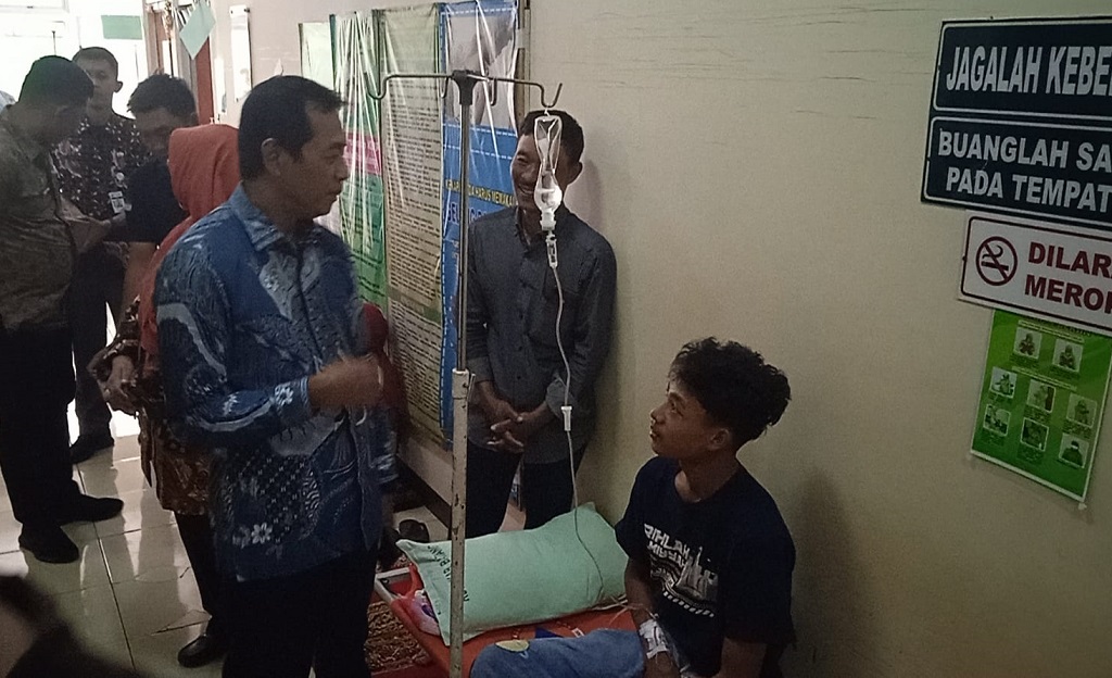: Wakil Bupati Batang Suyono (kiri), menjenguk pasien di RSUD Batang, Kabupaten Batang.