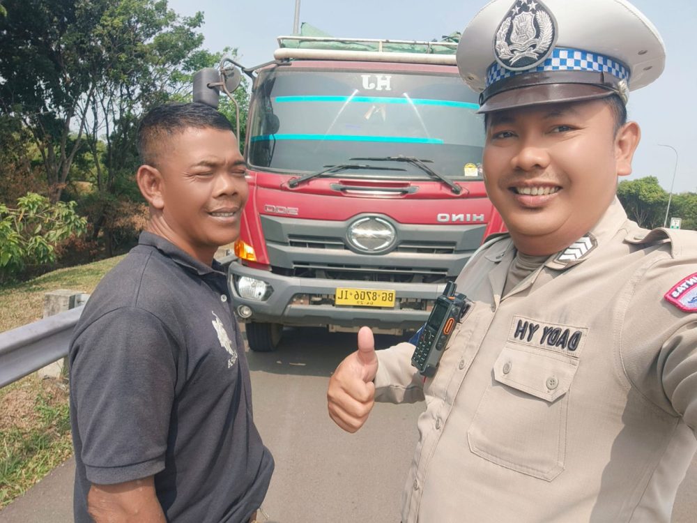 Truk Alami Gangguan di Tol BORR, PJR Sigap Bantu Pengemudi hingga Kembali Melaju
