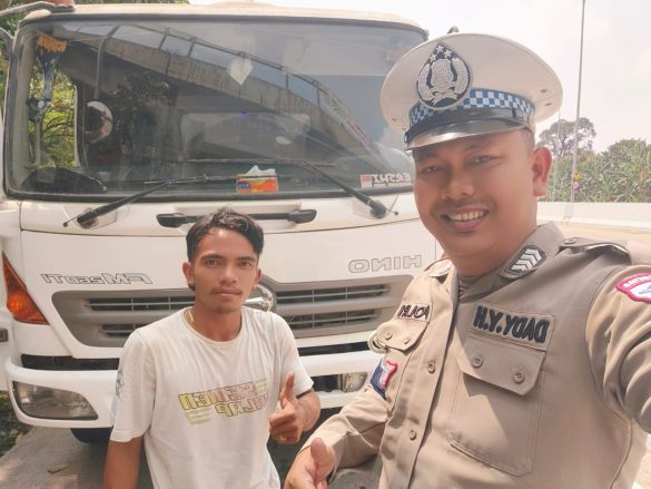 Truk Berhenti di Bahu Jalan, PJR BORR-Bocimi Beri Imbauan Keselamatan