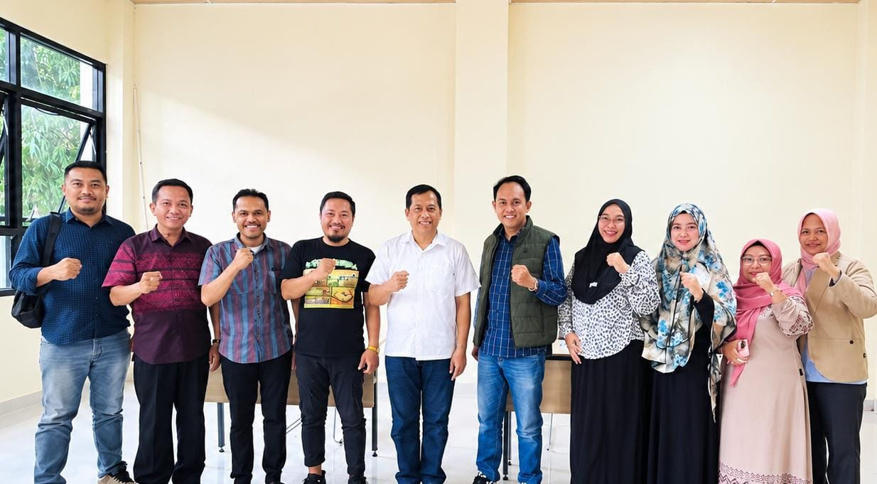 : Kepala Dinas Koperasi, UKM, Tenaga Kerja dan Transmigrasi Kabupaten Gorontalo, Sumati maku, bersama ekosistem UMKM, Sabtu (26/9/2026). (foto: mcgorontaloprov/ Rizki)