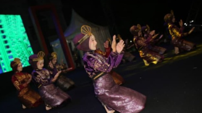 : Malam perdana peringatan hari jadi Kabupaten Pidie itu dibuka Sanggar Bijeih Tari dari Kecamatan Simpang Tiga dengan Tari Ratoeh Jaroe.