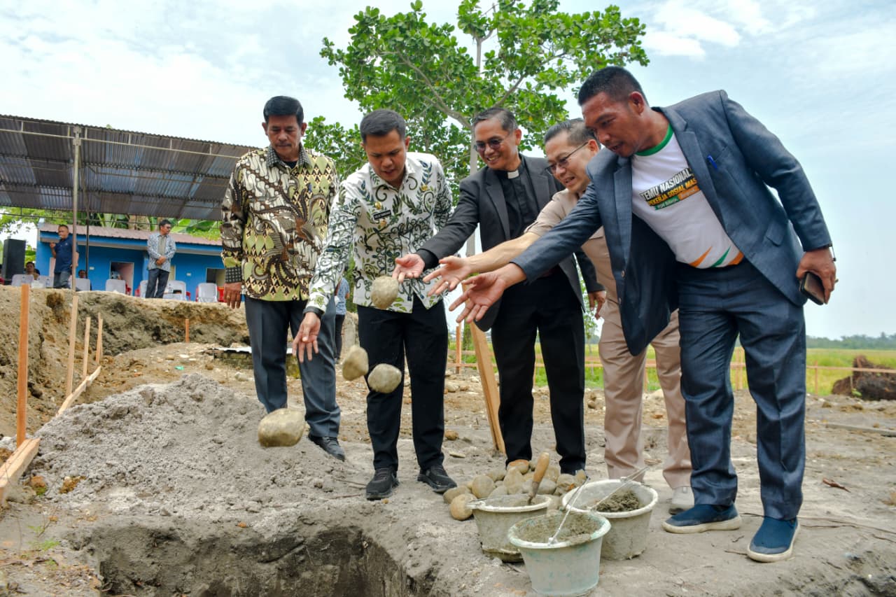 : Wakil Bupati Serdang Bedagai (Wabup Sergai) Adlin Tambunan menghadiri peletakan batu pertama pembangunan Rumah Dinas HKBP Resort Sialang Buah di Desa Sialang Buah, Kecamatan Teluk Mengkudu, Kamis (24/9/2026)/ (MC Sergai).