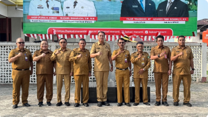 : Wakil Bupati Kepulauan Meranti Muzamil Baharudin usai memimpin apel gabungan bersama jajaran Badan Pengelolaan Keuangan dan Aset Daerah (BPKAD), Badan Pendapatan Daerah (Bapenda), serta Dinas Penanaman Modal dan Pelayanan Terpadu Satu Pintu (DPMPTSP) di halaman Kantor BPKAD Kabupaten Kepulauan Meranti, Selasa (1/9/2026).
