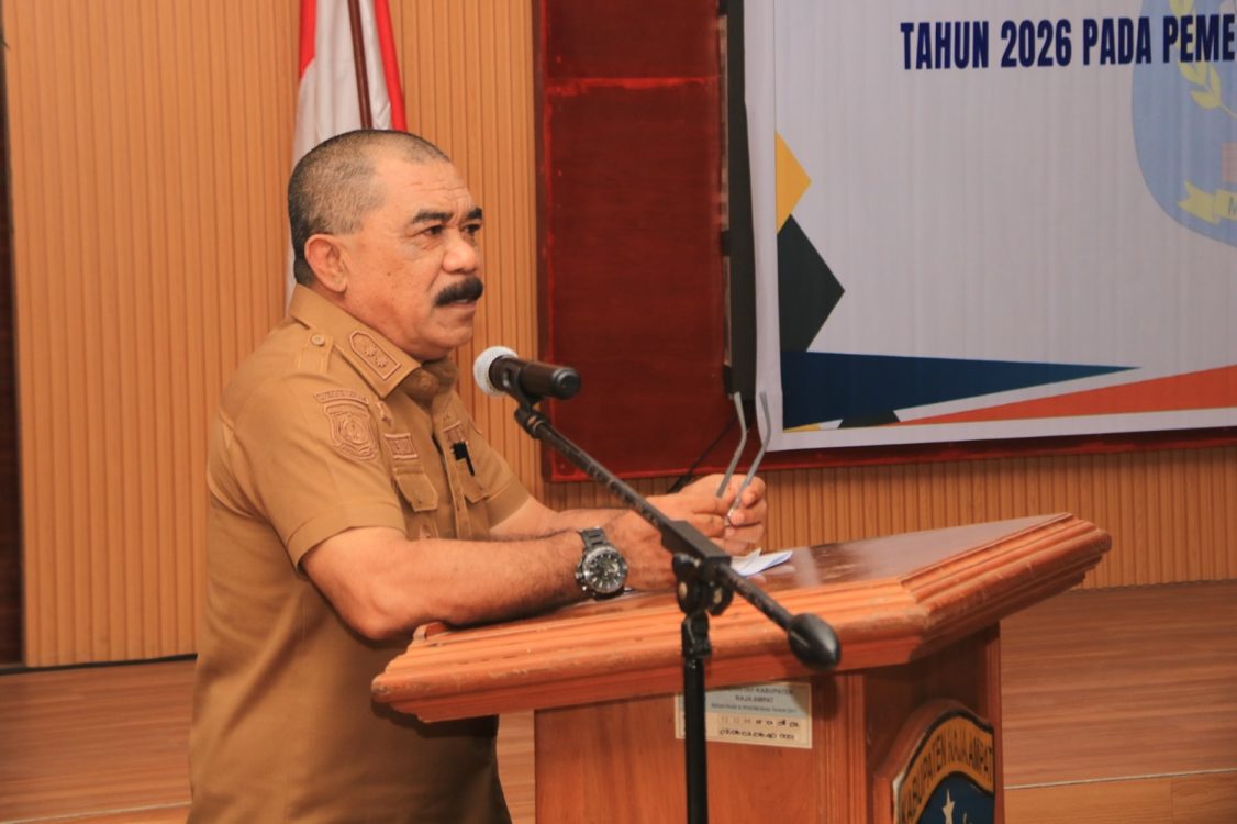 : Wakil Bupati Raja Ampat, Mansyur Syahdan memberikan sambutan dalam Kegiatan Pembinaan SPIP 2026 di Aula Badan Perencanaan Pembangunan, Penelitian dan Pengembangan Daerah (BP4D) Raja Ampat, Selasa (8/9/2026)/ (MC Raja Ampat/Varro Husain).