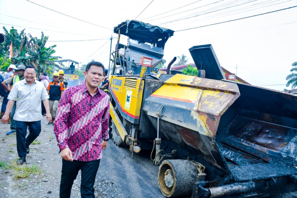 : Wakil Bupati Sergai, Adlin Tambunan meninjau langsung progres pekerjaan Rehabilitasi dan Rekonstruksi Ruas Jalan Lubuk Rotan–Naga Kisar Kecamatan Perbaungan, Kamis (3/9/2026)/ MC Sergai.