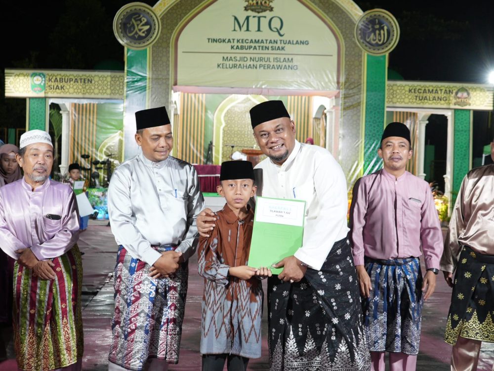 : Wakil Bupati Siak Syamsurizal, serahkan piagam penghargaan bagi pemenang MTQ di, Tualang, Siak / (Doli/MC Siak)