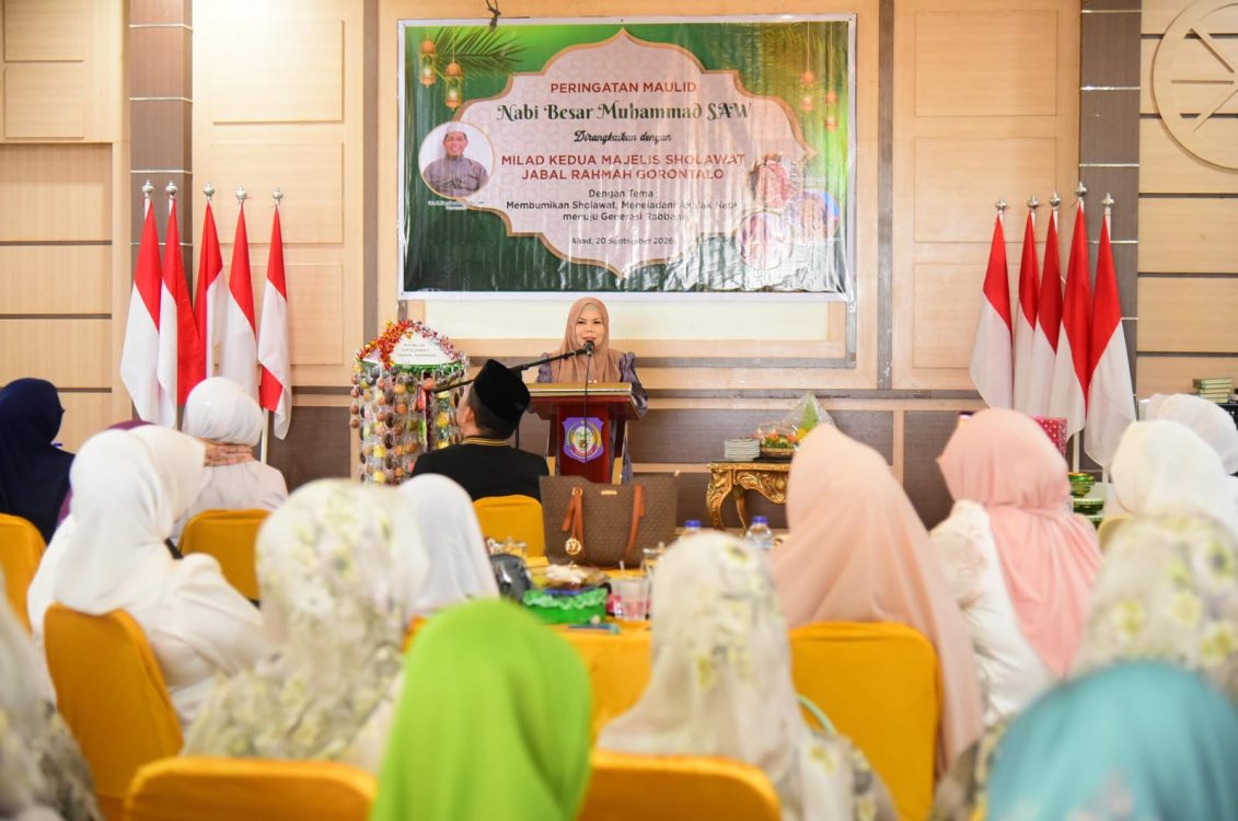 : Wakil Gubernur Gorontalo Idah Syahidah Rusli Habibie saat memberikan sambutan pada kegiatan Milad Kedua Majelis Sholawat Jabal Rahmah Gorontalo yang dirangkaikan dengan peringatan Maulid Nabi Muhammad saw, di Aula Rujab Wagub, Minggu (20/9/2026). Foto – Diskominfotik/Nova.