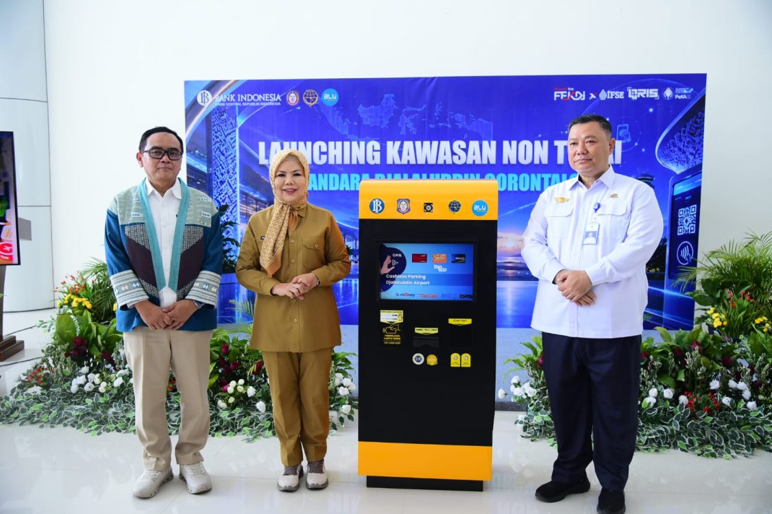 : Wakil Gubernur Gorontalo Idah Syahidah Rusli Habibie bersama Kepala Perwakilan Bank Indonesia Gorontalo dan Kepala Bandara Djalaluddin Gorontalo, saat meluncurkan kawasan non tunai di Bandara Djalaluddin, Senin, (21/9/2026). Foto – Nova Diskominfotik.