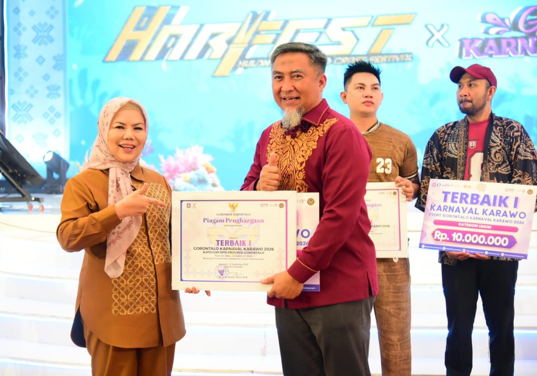 : Wakil Gubernur Gorontalo Idah Syahidah Rusli Habibie bersama pemenang lomba parade pada festival Gorontalo Karnaval Karawo antar OPD yang dimenangkan oleh BKPSDM Provinsi Gorontalo. (Foto – Nova Diskominfotik).