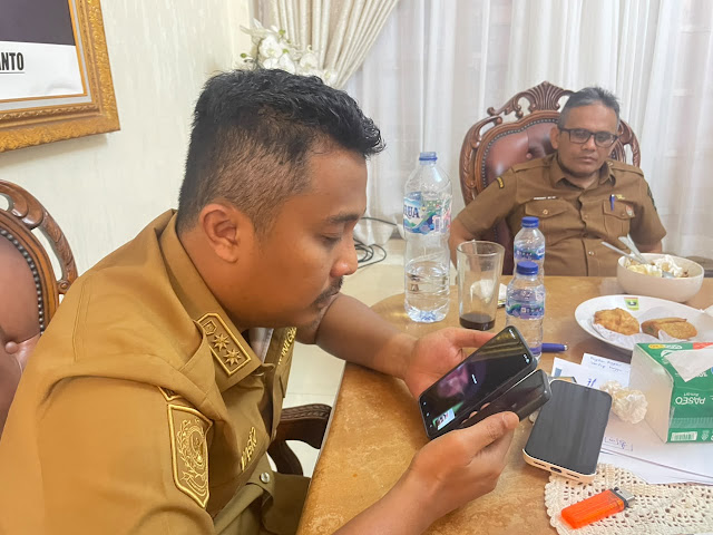 : Wagub Sumbar berkoordinasi langsung terkait penanganan pasca longsor Arosuka saat memimpin pertemuan. (foto: MC Sumbar)