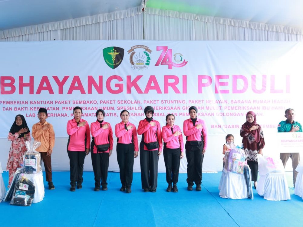 Wakil Ketua Umum Bhayangkari Ny. Martha Dedi Prasetyo, Laksanakan kegiatan Bhayangkari Peduli dalam rangka rangkaian HKGB ke-74 di Pulau Borang