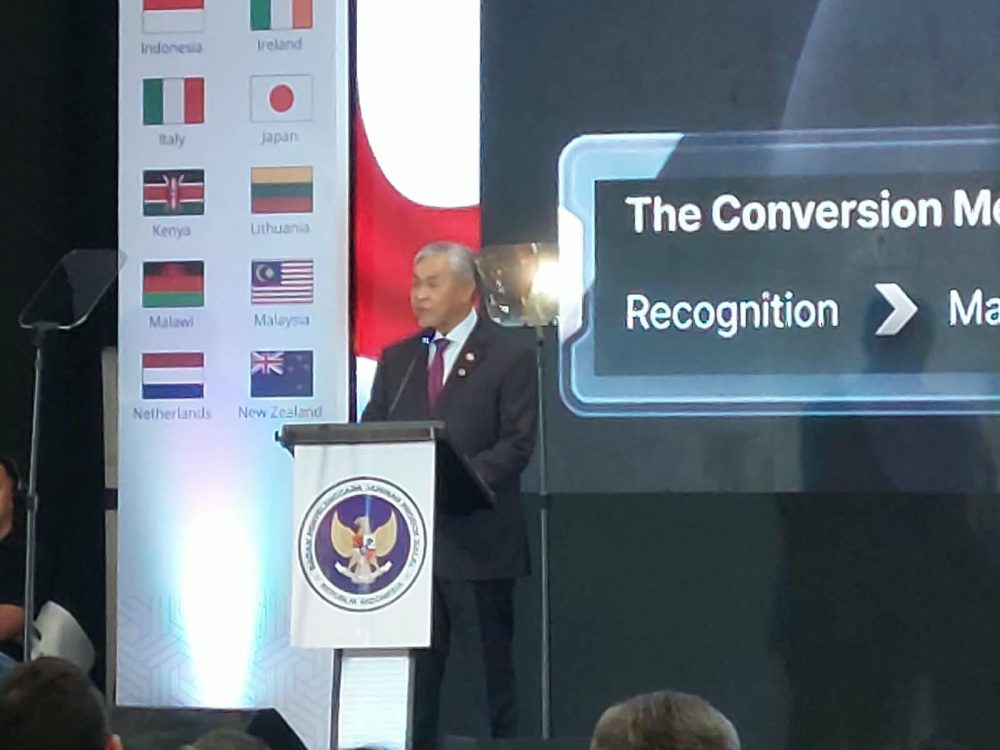 : Wakil Perdana Menteri Malaysia Ahmad Zahid bin Hamid mendorong negara-negara ASEAN memperkuat konektivitas ekosistem halal global. Menurutnya, masa depan industri halal bukan hanya soal sertifikasi, tetapi bagaimana kepercayaan konsumen diterjemahkan menjadi perdagangan, perluasan pasar, dan pertumbuhan ekonomi bersama. (Foto: Wandi/InfoPublik)