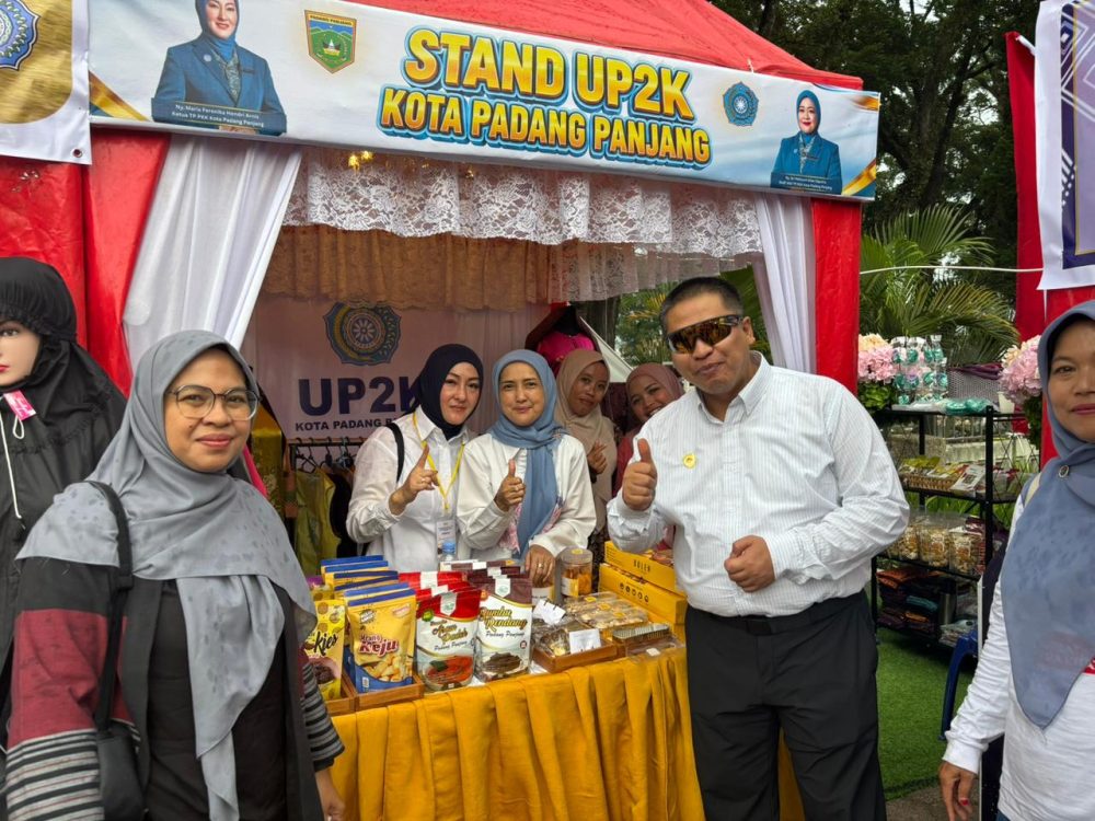 : Wako Hendri Borong Produk UP2K Padang Panjang, Ajak Pengunjung Jambore Berbelanja. (foto: MC Padang Panjang)