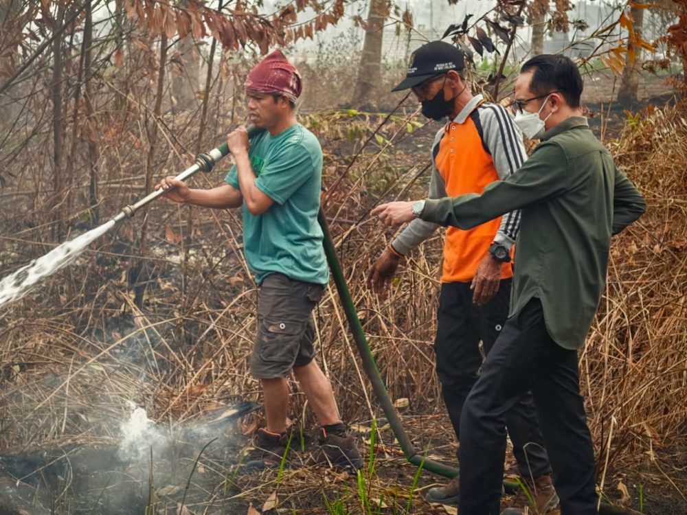 : Wali kota Palangka Raya, Fairid Naparin turun langsung meninjau penanganan kebakaran hutan dan lahan (Karhutla) di Jalan Manduhara, Palangka Raya, Jumat (18/9/2026). - Foto: mc.Palangka Raya