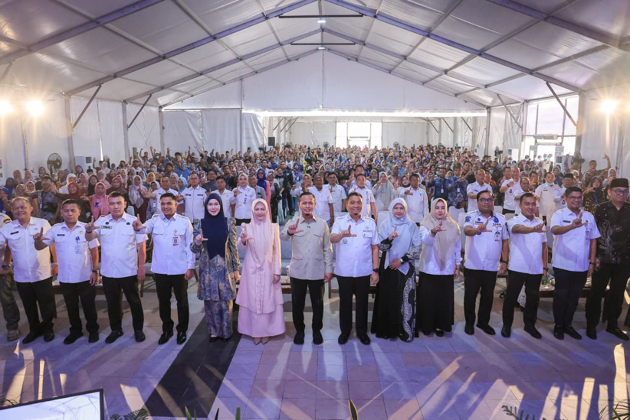 : Foto bersama usai kegiatan sosialisasi produk hukum bagu warga Kecamatan Pekanbaru Kota, Marpoyan Damai, dan Limapuluh di rumah dinas. - Foto: Mc.Pekanbaru