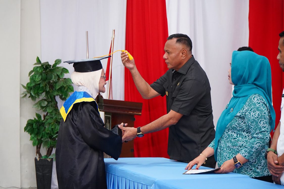 : Wali Kota Tidore Kepulauan, Muhammad Sinen,.memindahkan Tali Toga Wisudawan pada acara Wisuda Sekolah Lansia Pelangi Senja Kelurahan Gubukusuma, Rabu (23/9/2026)/ (G.Juna)