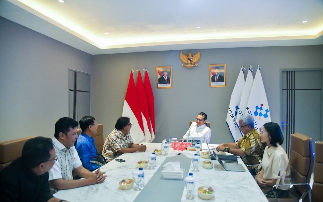 : Wamenkomdigi Nezar Patria saat menerima audiensi Indonesian Institute of Journalism (IIJ) bersama tim produksi film