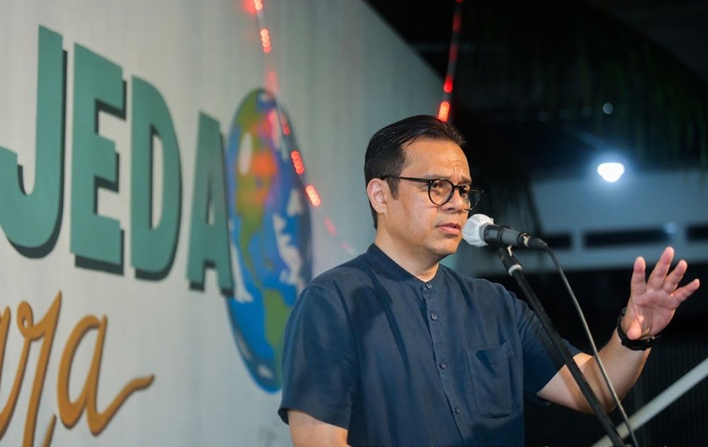 : Wamenkomdigi Nezar Patria menjadi narasumber dalam diskusi bertajuk Aceh, Selat Malaka, dan Masa Depan Digital Indonesia di Komunitas Halaman Jeda, Lueng Bata, Banda Aceh, Propinsi Aceh. (foto: Humas Kemkomdigi)