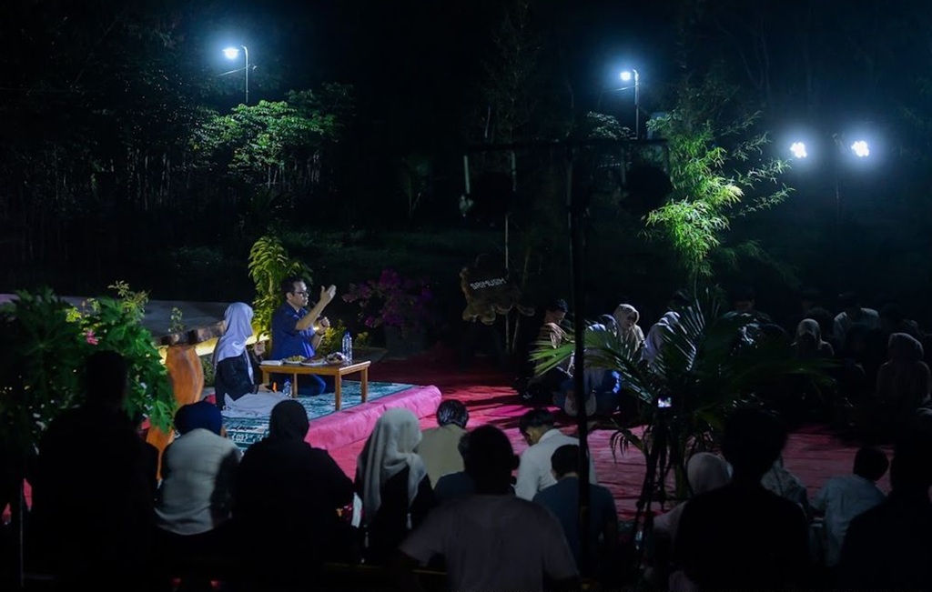 : Wamenkomdigi Nezar Patria menjadi narasumber dalam Dialog Kebudayaan dan Musyawarah Adat Srimusim di Sekolah Adat Srimusim Lampuuk, Kabupaten Aceh Besar, Provinsi Aceh. (Foto: Humas Kemkomdigi)
