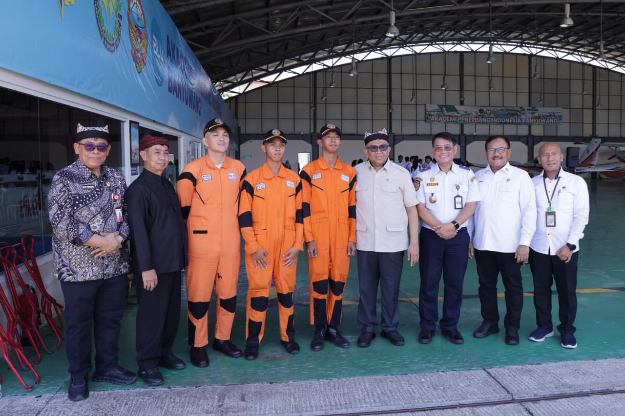 : Wakil Menteri Ketenagakerjaan (Wamenaker) Afriansyah Noor saat meninjau pelaksanaan Program Magang Nasional yang diikuti 42 peserta di Akademi Penerbangan Indonesia (API) Banyuwangi, Jawa Timur. (Foto: Dok Kemnaker)