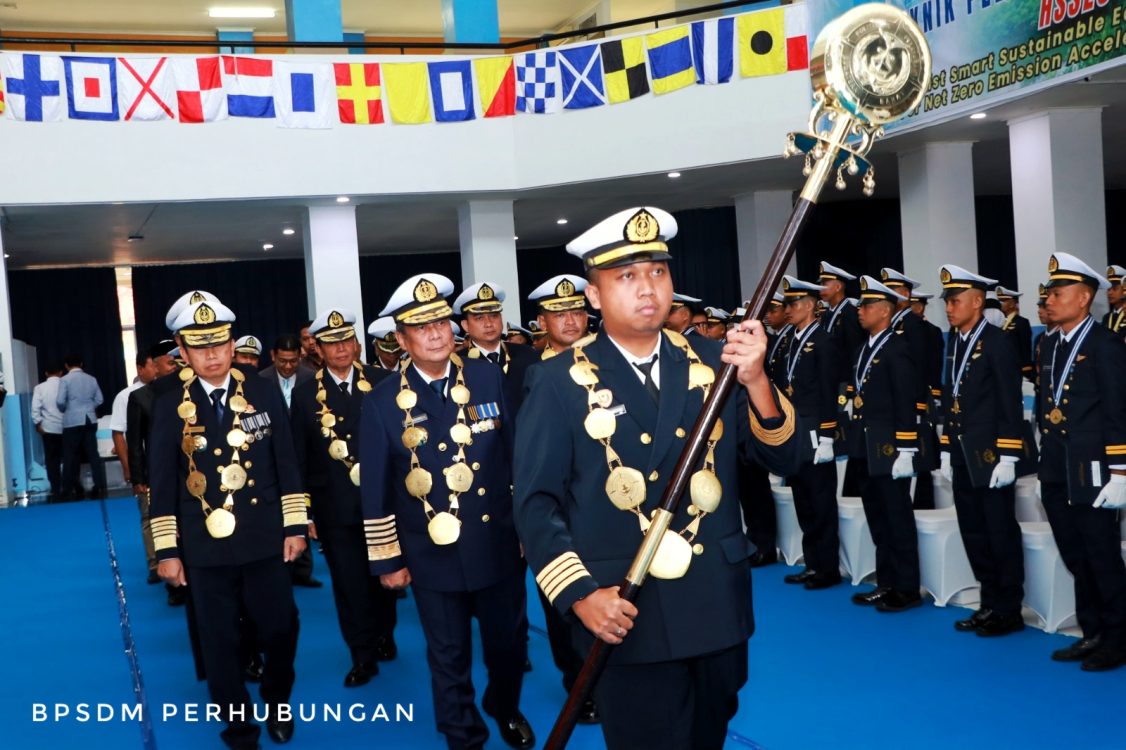 : Sebanyak 134 taruna Politeknik Pelayaran Sumatera Barat mengikuti yudisium. Wamenhub Suntana berpesan agar lulusan tidak hanya menguasai teknologi, tetapi juga adaptif, tangguh, dan menjadikan integritas sebagai kompas dalam menghadapi transformasi industri maritim global. (Foto: Humas Kemenhub)