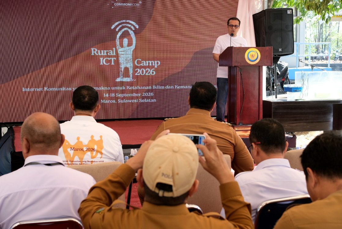 : Wamenkomdigi Nezar Patria memberikan sambutan pada Pembukaan Rural ICT Camp 2026 bertemakan “Internet Komunitas Yang Bermakna Untuk Ketahanan Iklim dan Kemandirian Warga”, di Marannu, Kecamatan Lau, Kabupaten Maros, Sulawesi Selatan. (Foto: Humas Kemkomdigi)