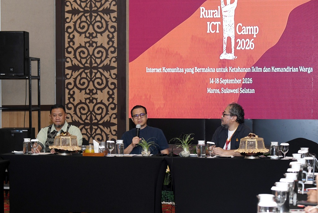 : Wamenkomdigi Nezar Patria Saat Acara Diskusi dan Tanya Jawab Rural ICT Camp 2026 yang bertemakan 'Internet Komunitas Yang Bermakna Untuk Ketahanan Iklim dan Kemandirian Warga' di Maros, Sulawesi Selatan, Minggu (13/9/2026). (Foto: Humas Kemkomdigi)